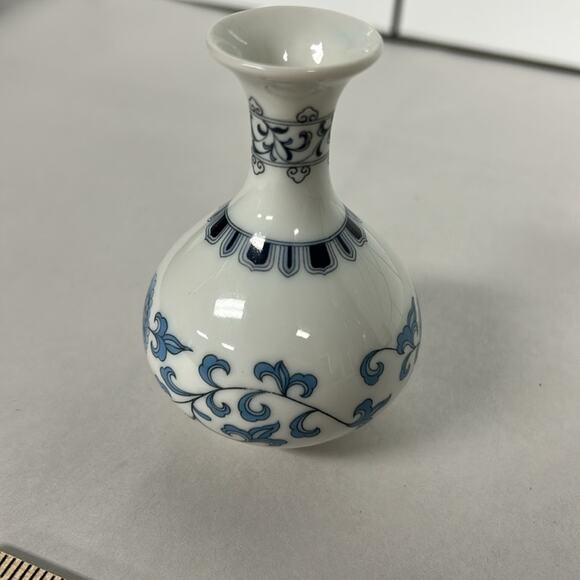 Vintage Made in Japan Tiny Porcelain Bud Vase Floral Asian Style - Picture 7 of 7